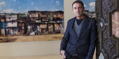 Dionisio González ante una de sus obras, en Sevilla.