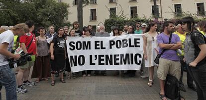 Algunos miembros de la plataforma La Rambleta, esta ma&ntilde;ana, frente al IES Llu&iacute;s Vives.