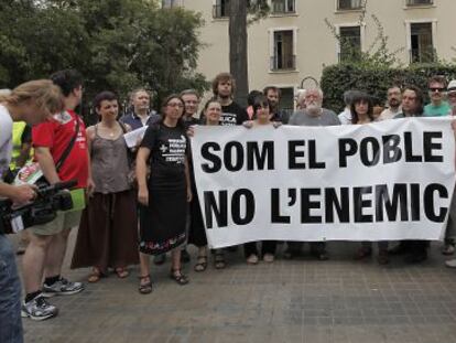 Algunos miembros de la plataforma La Rambleta, esta ma&ntilde;ana, frente al IES Llu&iacute;s Vives.