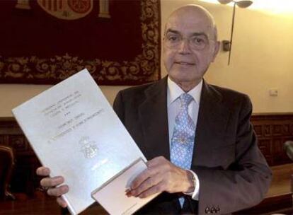 Méndez de Lugo posa con un ejemplar de la memoria del TSJA sobre el año 2007.