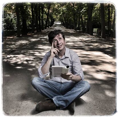 El actor Gabino Diego, en el paseo de Coches del parque del Retiro, su “templo de lectura”.