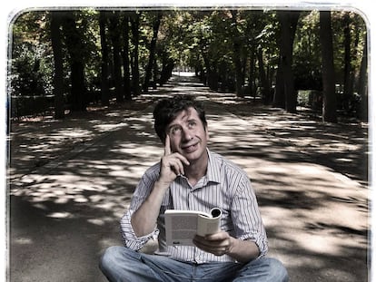 El actor Gabino Diego, en el paseo de Coches del parque del Retiro, su “templo de lectura”.