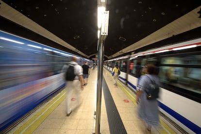 Gente en un anden del metro de Madrid.