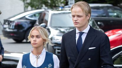 Marius Borg y su novia, Juliane Snekkestad, en la confirmación del príncipe Sverre Magnus cerca de Oslo el 5 de septiembre de 2020.