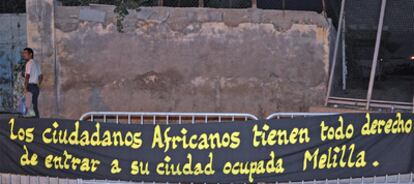 Uno de los carteles colocados por asociaciones de la sociedad civil marroquí en Beni Enzar, en la frontera de Marruecos con Melilla.