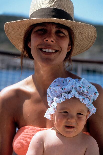 Carolina de Mónaco, siempre dando lecciones de estilo. También salpicada co, con sombrero y su hija Charlotte en brazos. La imagen fue tomada en 1987.