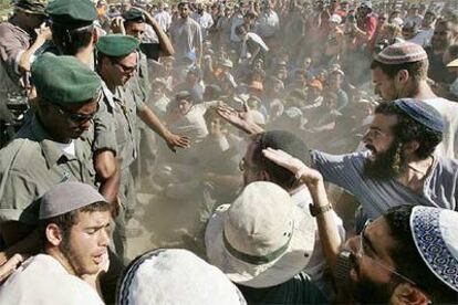 Colonos del asentamiento de Kfar Darom, en la franja de Gaza, discuten con las fuerzas de seguridad israelíes.