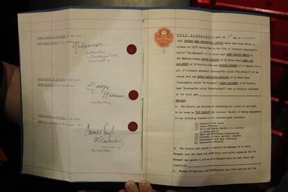 Réplica del primer contrato firmado por los Beatles con su manager, Brian Epstein el 1 de octubre de 1962. NEMS enterprises ha puesto a la venta 19.000 reproducciones a 50 libras esterlinas (63 euros).