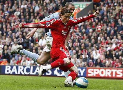 Fernando Torres dispara a portería ante el acoso de un rivak del City.