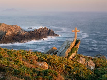 Una cruz descansa sobre el Burato do Inferno de la isla de Ons, en Pontevedra (España). 