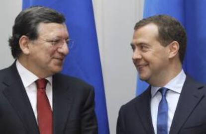 El primer ministro ruso, Dmitri Medvédev (dcha), conversa con el presidente de la Comisión Europea, José Manuel Durao Barroso (izq). EFE/Archivo