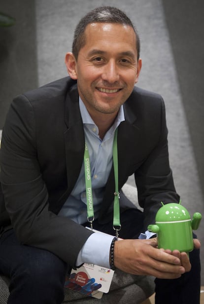 Hiroshi Lockheimer con la mascota de Android.