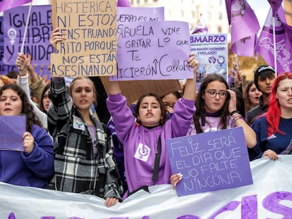 Varias jóvenes participaban en una protesta por el Día de la Mujer, el 8 de marzo en Madrid.