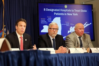 El gobernador de Nueva York, Andrew Cuomo (izquierda), anuncia el protocolo para casos de ébola.