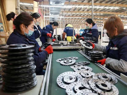 Trabajadores chinos en una línea de montaje.