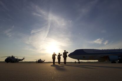 Personal militar reciben el avin del presidente de los Estados Unidos, Barack Obama, tras su visita sorpresa a las tropas americanas desplegadas en Afganistn.