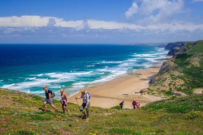 Sagres es un buen campo base para recorrer la Costa Vicentina. Por la carretera EN-120 llegaremos hasta Aljezur y Odeceixe, al noroeste del Algarve, bordeando el parque natural del Suroeste Alentejano y Costa Vicentina. Pero el camino hasta Aljezur está lleno de lugares donde hay que bajarse del coche, caminar y respirar profundamente. Por ejemplo, en la preciosa aldea de Carrapateira, como escondida entre las dunas, con las playas de Bordeira y Amado a un paso, donde contemplar cómo se despide el sol cada tarde mientras se hunde en el Atlántico. Aquí naufragaron muchos corsarios víctima de los engaños de sus habitantes: prendían hogueras tramposas que guiaban a los piratas hasta escarpadas franjas costeras de las que no podían escapar. Si el ocaso despierta el apetito, Sitio do Forno es un buen lugar para disfrutar de buenos pescados de Carrapateira, sobre todo si viajamos con niños; disfrutarán de su deliciosa pasta con mariscos.