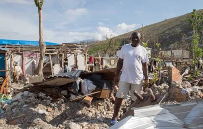 Daniel Lucien, ante su casa en Port à Piment (Haití), destrozada por el huracán Matthew.