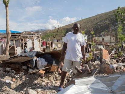 Daniel Lucien, ante su casa en Port à Piment (Haití), destrozada por el huracán Matthew.