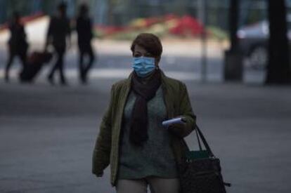 Una mujer con cubrebocas por la contaminación.