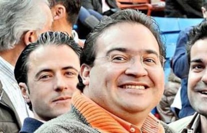 El exgobernador de Veracruz Javier Duarte de Ochoa (en primer término) junto al empresario Moisés Mansur (el primero por la izquierda).