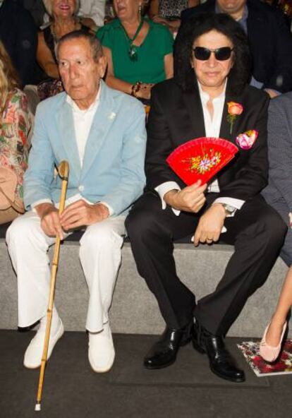Dentro de la extraña vida del modisto se puede anotar esta imagen con Gene Simmons, el cantante de los rockeros Kiss. Fue en septiembre de 2015 en la Mercedes Fashion Week de Madrid.