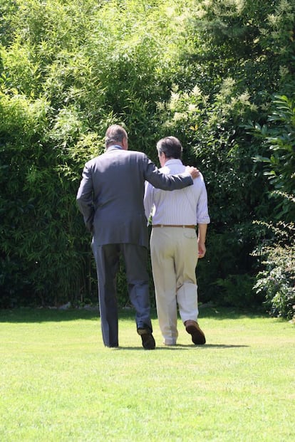 El rey Juan Carlos pasea con el expresidente del Gobierno Adolfo Suárez, enfermo de Alzheimer, en los jardines de su vivienda durante la visita en la que los Reyes le entregaron el Toisón de Oro, en una foto difundida por la familia. La fotografía ha sido galardonada con el premio Ortega y Gasset 2008.