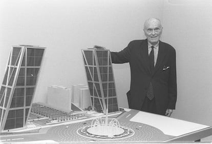 El arquitecto Philip Johnson junto a la maqueta de las torres KIO (1996).