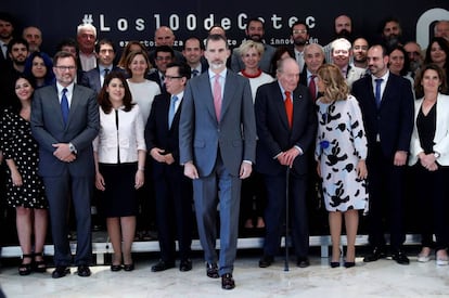 El rey Felipe VI y el rey Juan Carlos posan para la foto de familia con los participantes en la presentación del Informe Cotec 2018