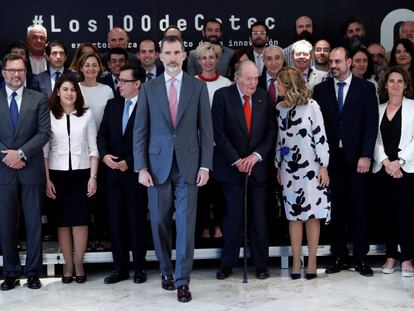 El rey Felipe VI y el rey Juan Carlos posan para la foto de familia con los participantes en la presentación del Informe Cotec 2018