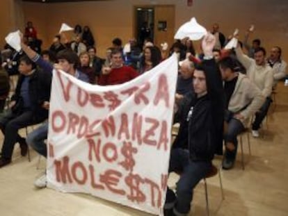 Vecinos protestan contra la normativa de Vilagarc&iacute;a, ayer en el pleno. 