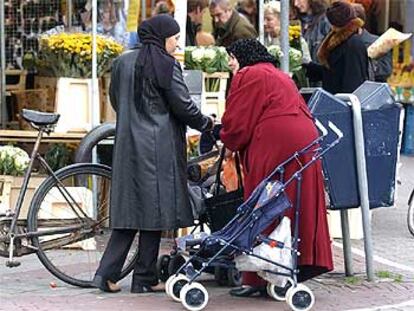 Mujeres musulmanas conversan en un mercado del centro de Amsterdam.