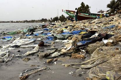 Una playa llena de basura, incluidos muchos plásticos, en la Hann Bay de Dakar (Senegal) el pasado sábado.