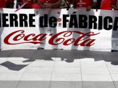 Momento de la concentración de los trabajadores de las embotelladoras de Coca-Cola hoy en el Paseo de la Castellana de Madrid para expresar el rechazo a las políticas empresariales desarrolladas por esta compañía, convocada por el sindicato europeo de Alimentación, Agricultura y Turismo (EFFAT) dentro de la jornada de protesta en toda Europa contra las política de la multinacional.