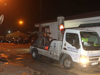 Una gr&uacute;a municipal saliendo del dep&oacute;sito