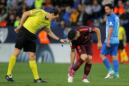 El jugador barcelonista, Luis Suárez, se queja de una entrada al colegiado Juan Martínez Munuera.
