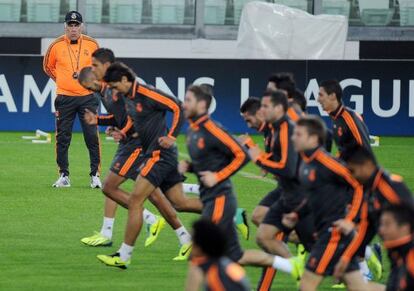 Ancelotti dirige un entrenamiento del Madrid el lunes en Tur&iacute;n. 