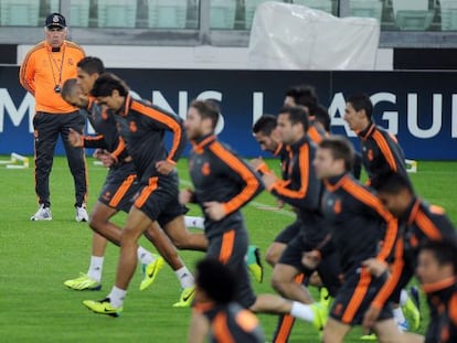 Ancelotti dirige un entrenamiento del Madrid el lunes en Turín.