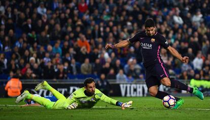 Luis Su&aacute;rez marca el tercer gol del Bar&ccedil;a ante el Espanyol.