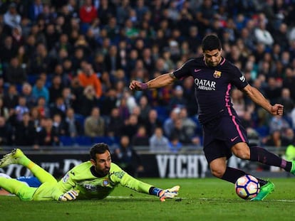 Luis Su&aacute;rez marca el tercer gol del Bar&ccedil;a ante el Espanyol.