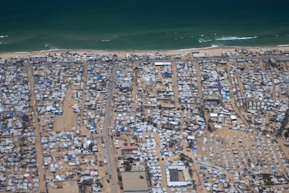 Vista del campamento de desplazados palestinos en Al Mawasi, Gaza, desde un avión de la Fuerza Aérea Alemana.