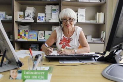 Amelia Carrera trabaja como voluntaria en la Asociación Española contra el Cáncer.