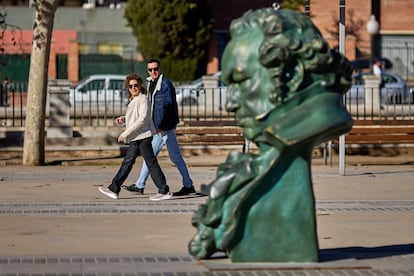 Un réplica de la estatuilla de los Goya en el Paseo del Violón en Granada.