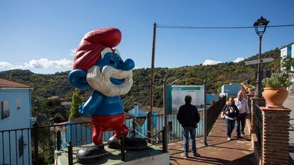 Turistas en Júzcar (Málaga), un municipio de casas azules conocido como el pueblo pitufo.