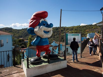 Turistas en Júzcar (Málaga), un municipio de casas azules conocido como el pueblo pitufo.