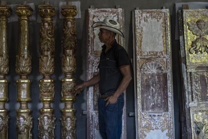 Martn Ruiz, tesorero del patronato de la iglesia de Huarimangaro, muestra las piezas que componen el retablo de Nuestra Se?ora de la Asuncin, que han sido desmontado para su restauracin, an incompleta por falta de recursos.