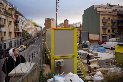 Casetas de la obra de vivienda pblica que se levanta en la plaza donde se produjo el socavn del Carmel, este lunes.