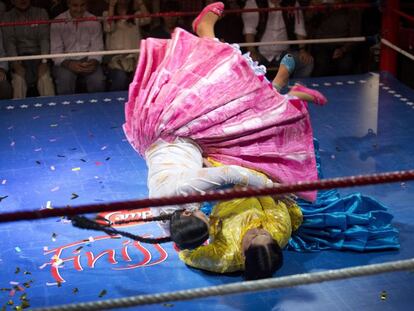  Las cholitas durante su combate en Madrid