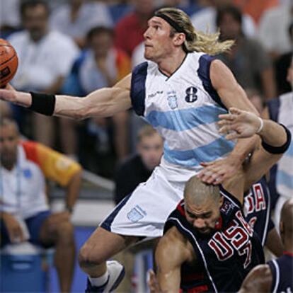 El argentino Walter Herrmann se apoya en Carlos Boozer para saltar hacia la canasta en un momento del partido de hoy.