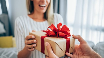 Artículo de EL PAÍS Escaparate donde se destacan varios regalos de Navidad baratos para hombre y mujeres.